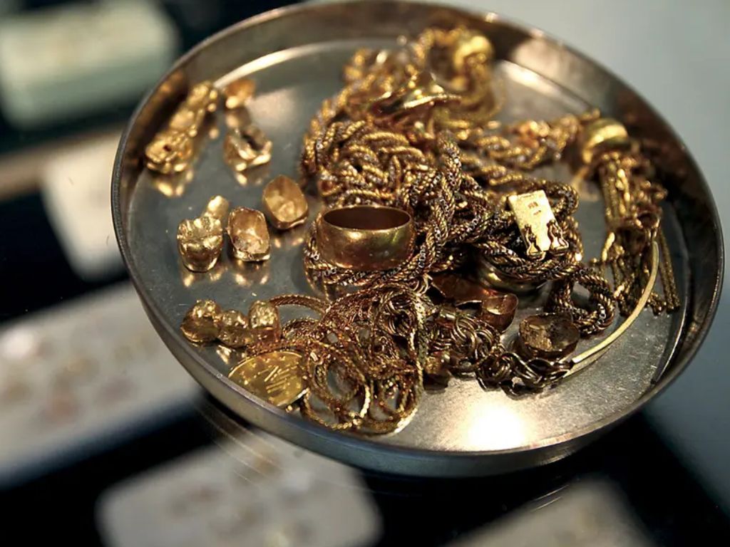 Valutazione e pesatura dell'oro usato a Pescara